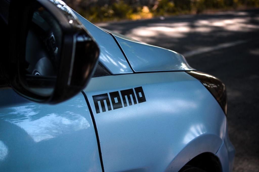 Sticker Momo en auto